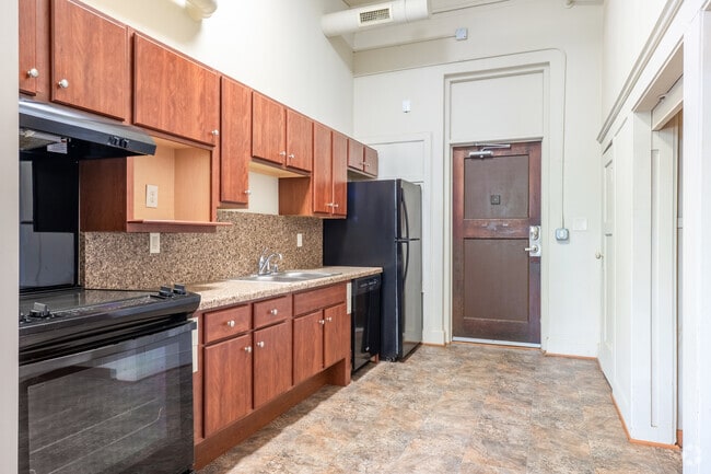 2BR, 1BA - 815SF - Kitchen - Elementary School Apartments