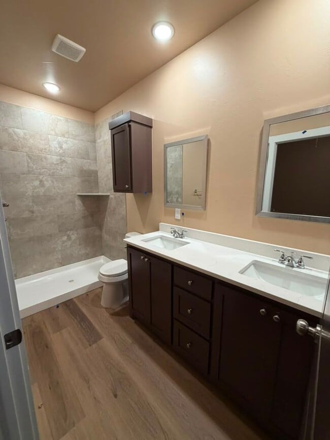 Building Photo - 2504 SW H Ave