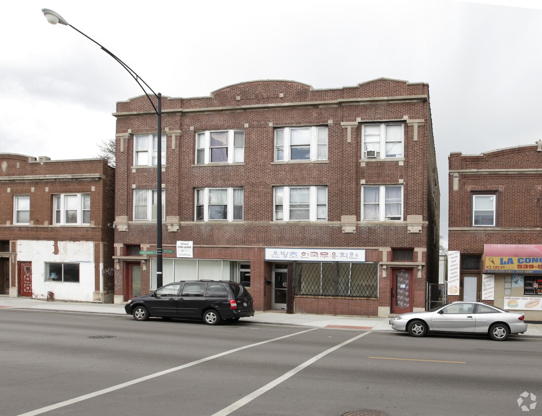 Building Photo - 3726-3728 W Montrose Ave