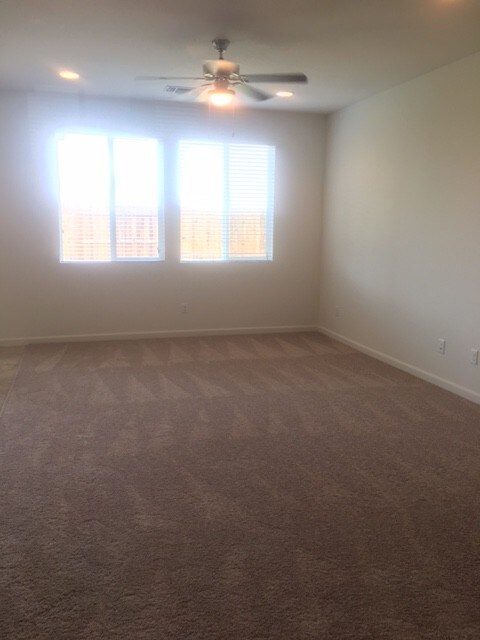 Foto del edificio - House For Rent in Tulare