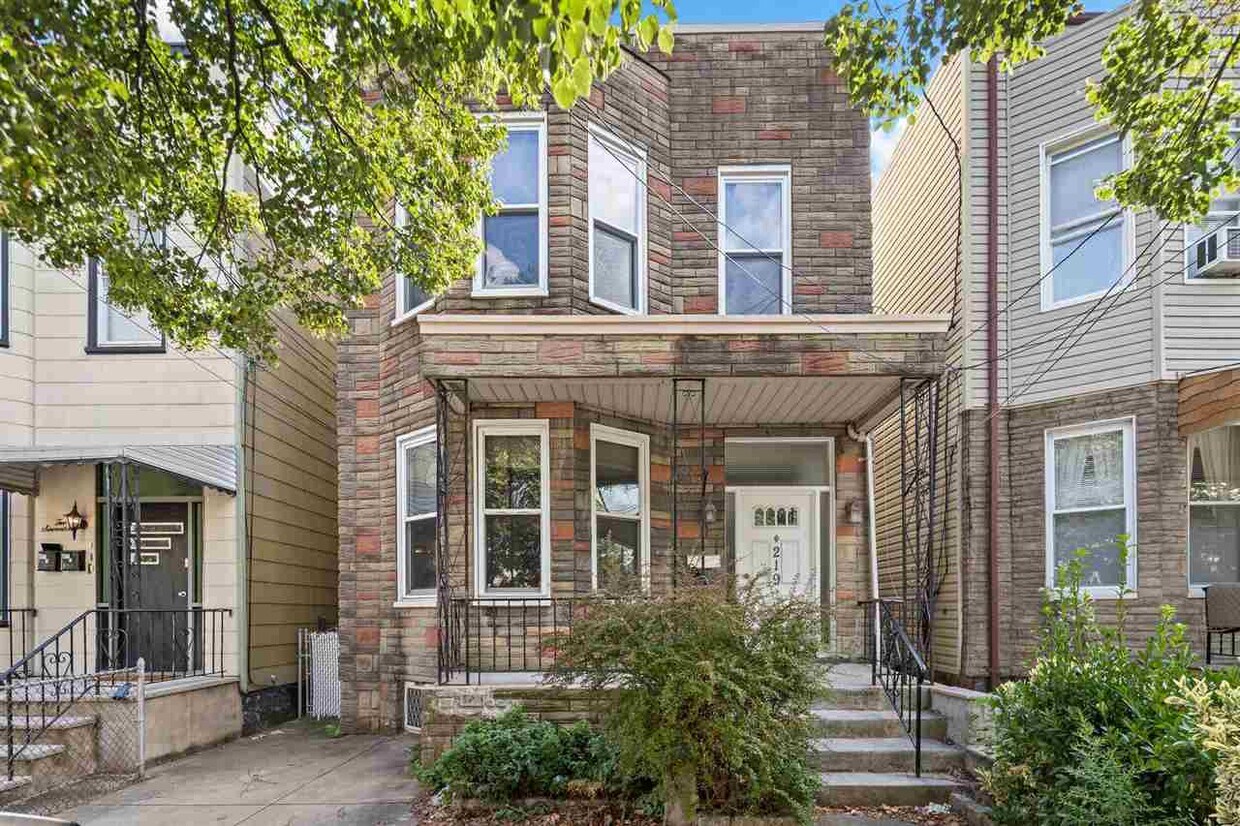 Primary Photo - 219 Dodd St