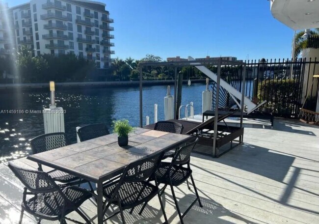 Foto del edificio - 1044 NW N River Dr