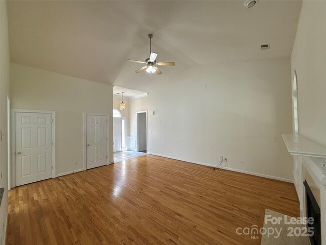 Building Photo - 9535 Numenore Dr