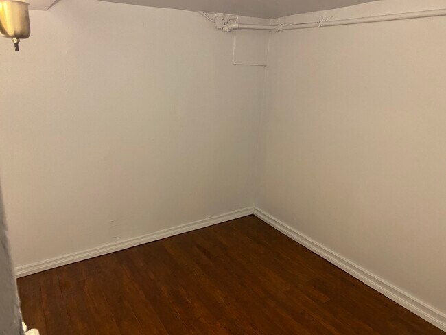 Building Photo - Unit G - 2018 W Birchwood Ave