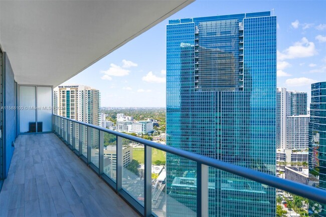 Building Photo - 1300 Brickell Bay Dr