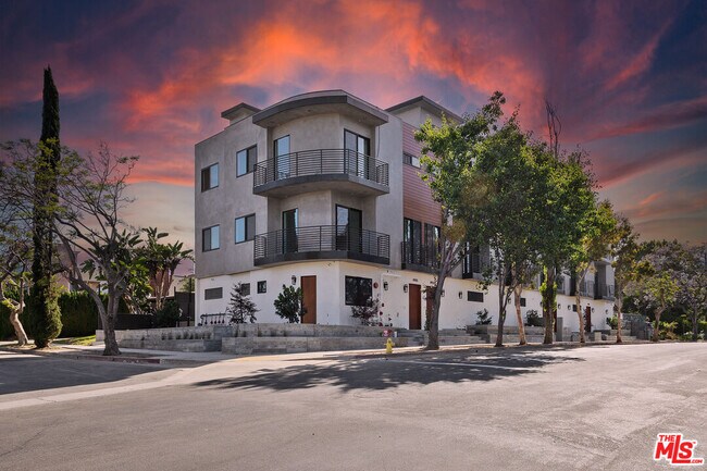 Building Photo - 8902 Sawyer St