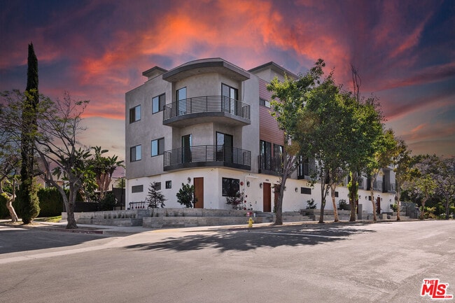 Building Photo - 8908 Sawyer St