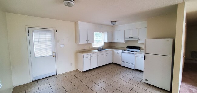 Building Photo - 3 Bedroom 1.5 Bathroom House