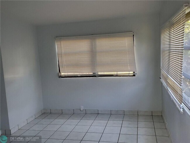 Foto del edificio - 1881 NE 49th Ct