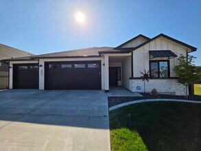 Building Photo - 2561 Casa Bella Ave