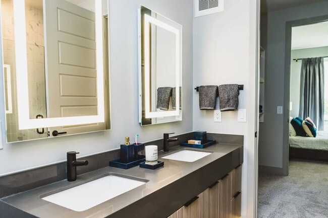 Building Photo - 3325 Buckhead Forest Mews