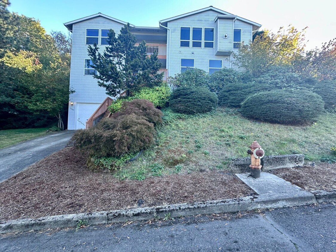Primary Photo - Charming Duplex 3 Bed 2 Bath w/ Double Car...