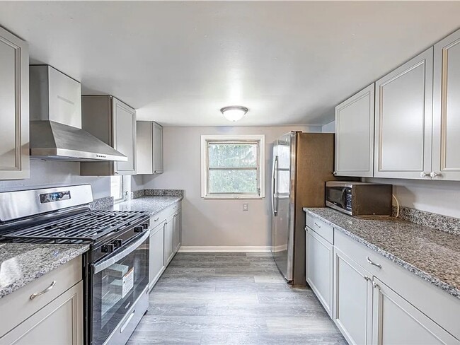 Foto del edificio - 5 bedroom available in the West Jefferson Hills School district!