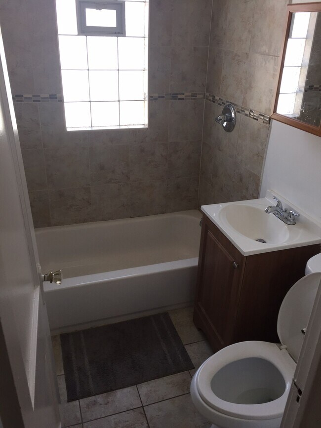 Foto del edificio - 2942 E 97th St