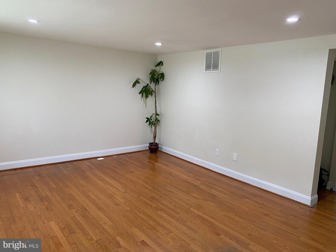 8122 Parkdale Ct, Springfield, VA 22153 Townhome Rentals in Springfield VA