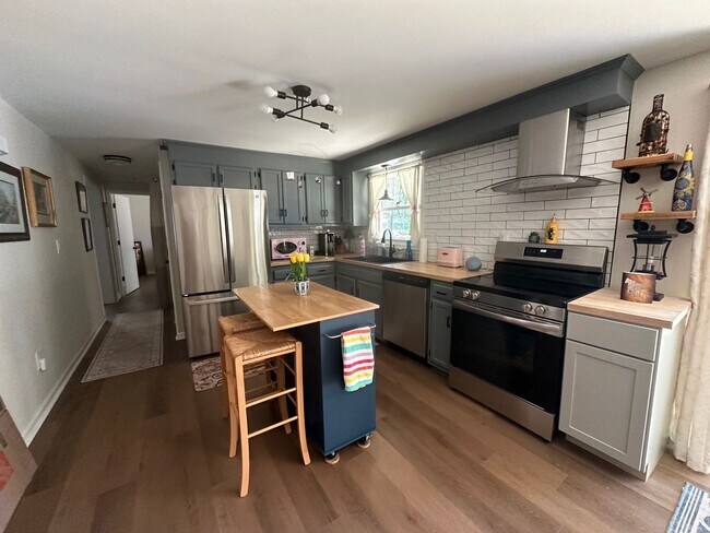 Foto del edificio - Beautiful furnished well maintain 3 bedrooms, 1.5 Baths