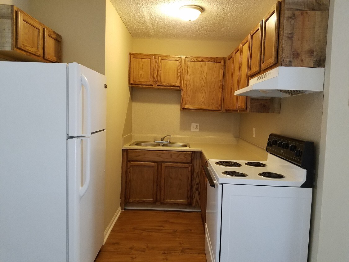 121 Pine Valley Dr Unit B20, Yadkinville, NC 27055 Room for Rent in