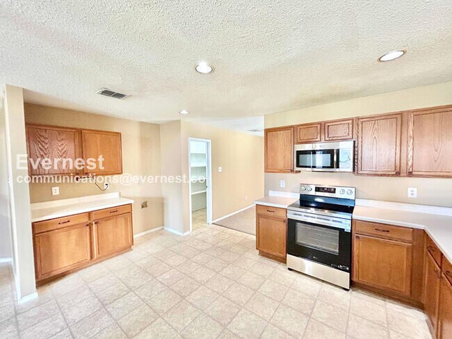 Foto del edificio - 4 Bed, 2 Bath Home with Fenced Yard & Garage / Available Now!