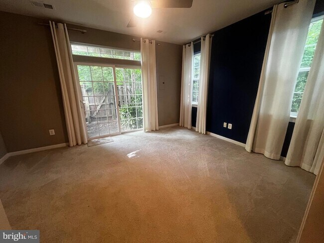 Foto del edificio - 8195 Falls Grove Dr