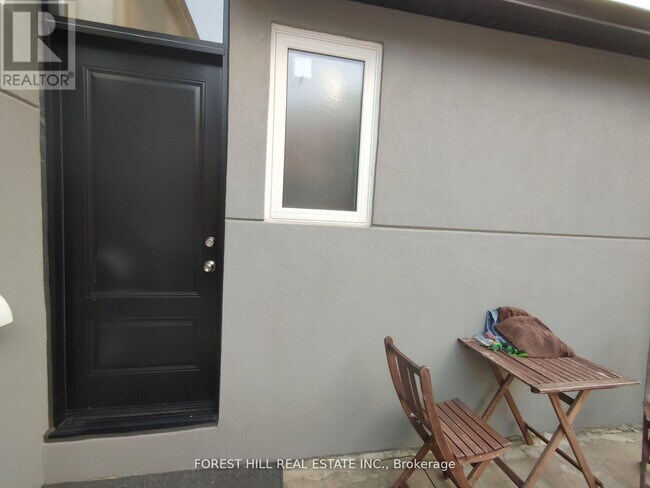 Photo du bâtiment - 181 North Service Rd E