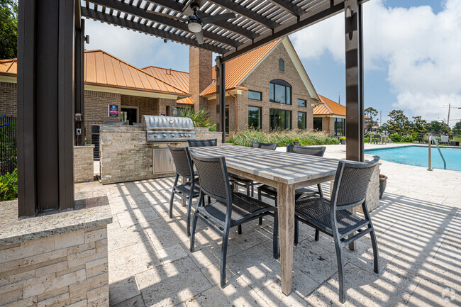 Outdoor Living/Kitchen - Crescent at Country Club