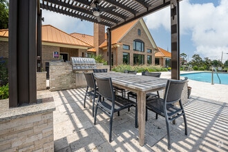 Building Photo - Crescent at Country Club
