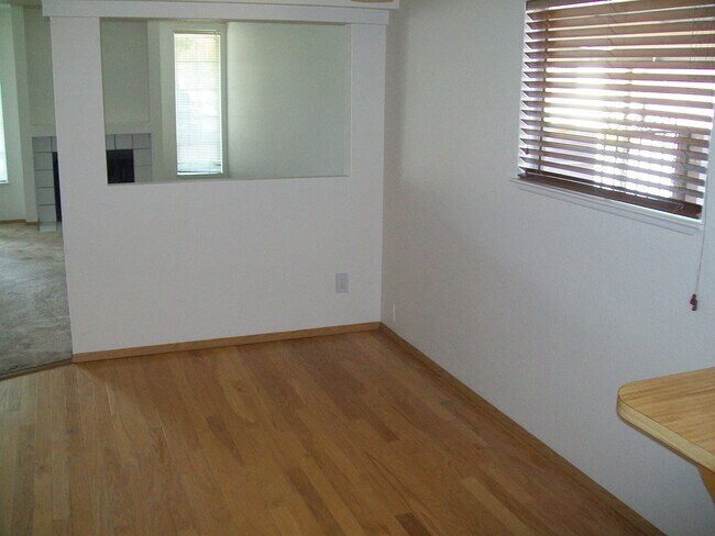 Foto del edificio - 8045 James Brandom Way