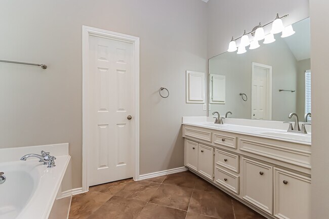 Foto del edificio - 13323 Lake Passage Ln