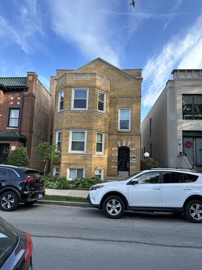 Foto del edificio - 2249 W Winnemac Ave