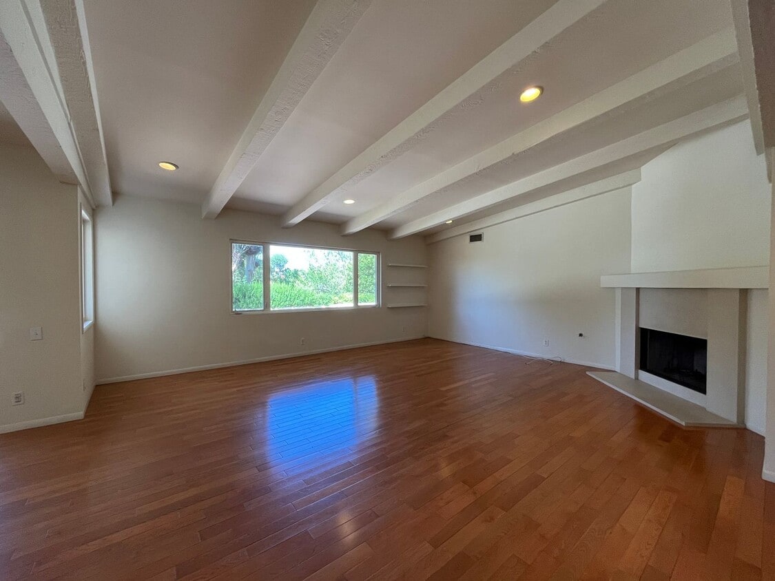 Primary Photo - A hidden gem with tree-top view. Tranquil ...