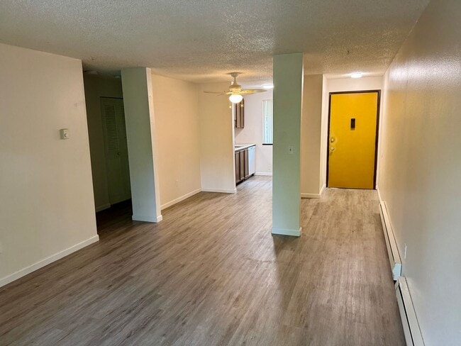 Building Photo - Single level top floor 2 bed Flat w/nice sized deck