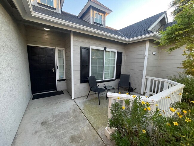 Building Photo - North West Fresno Modern/Updated Home, 3BR/2BA, Built 2004 - Lots of Amenities!