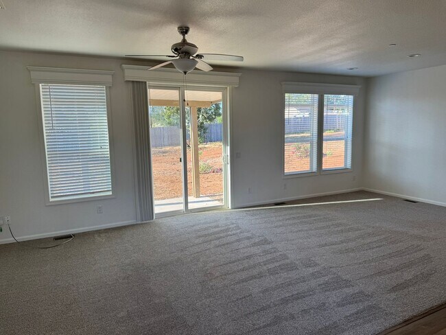 Building Photo - Fresh, Bright & Move-In Ready on Arrowhead...