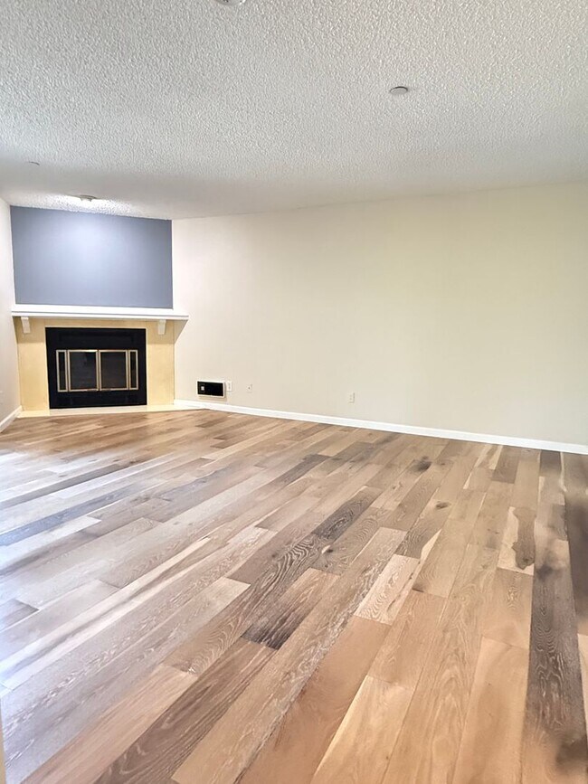Foto del edificio - Well Maintained 2BD/2BTH Lynnwood Condo for Lease in Gated Community!