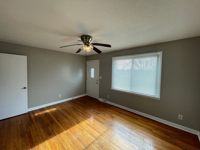 Building Photo - 3/1 House Available Now