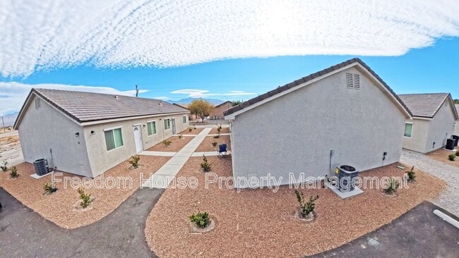 Building Photo - 1111 Sixshooter Ave