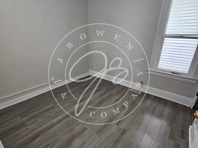 Building Photo - Charming 3 Bedroom Home with Spacious Yard...