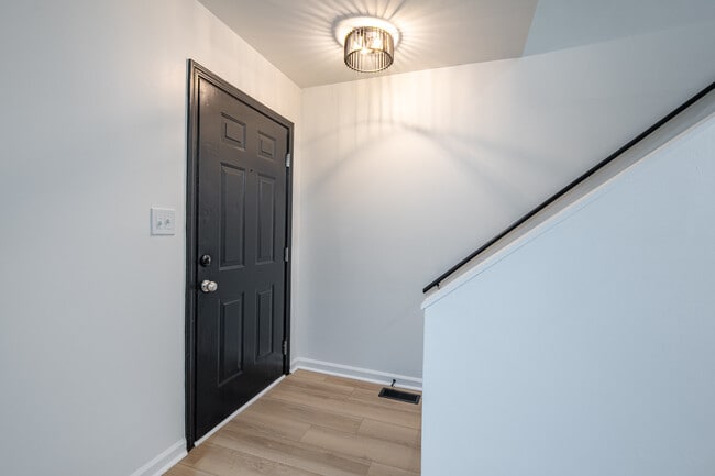 Building Photo - 1545 Springwood Dr SE