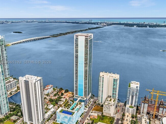 Foto del edificio - 700 NE 26th St