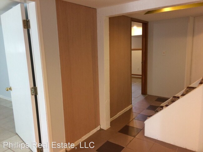 Building Photo - 2 br, 1 bath House - 2412 24TH AVENUE E
