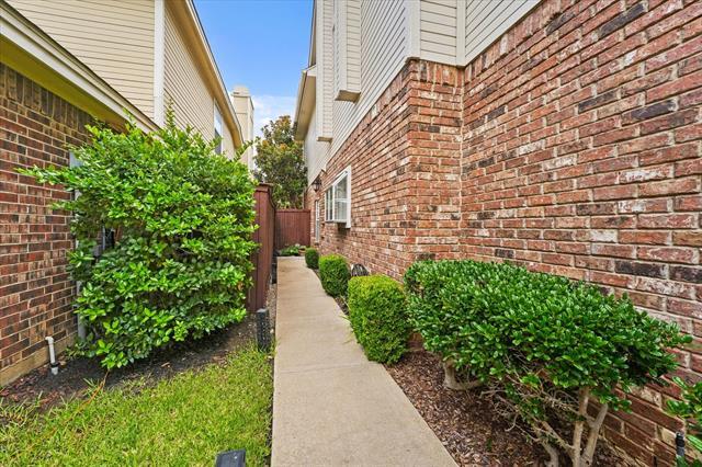 Building Photo - 9420 Blue Jay Way