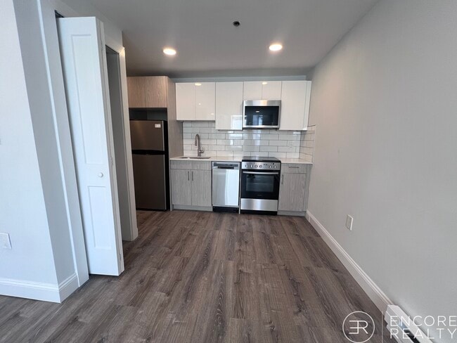 Building Photo - 195 Park Dr