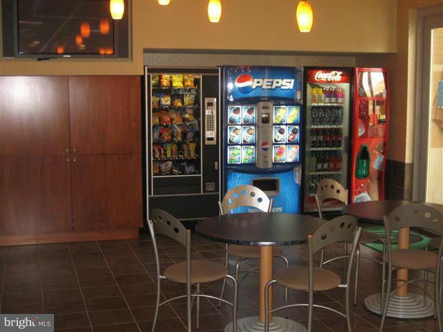 Foto del edificio - 11800 Sunset Hills Rd
