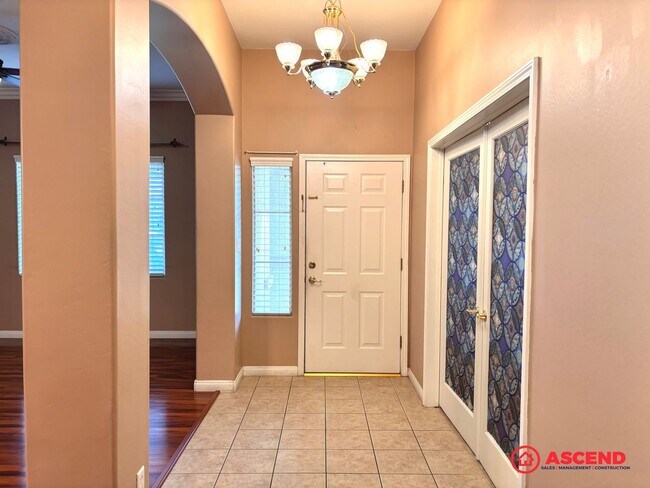 Foto del edificio - Lovely 5 Bedroom Home In River Oaks Area!