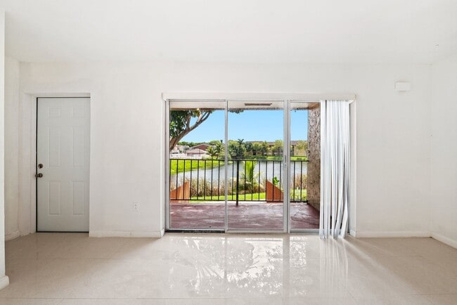 Foto del edificio - Peaceful corner unit 2 Bed 2 bath overlooking beautiful lake