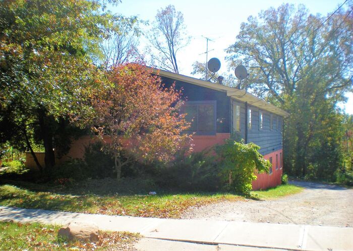 Primary Photo - 2605 E Court St