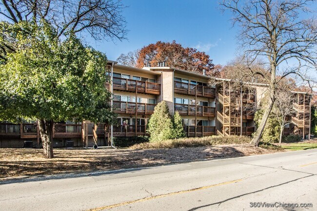 Foto del edificio - 5852 Forest View Rd