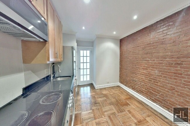 Building Photo - Murray Hill – No Fee + Roof Deck, Renovate...