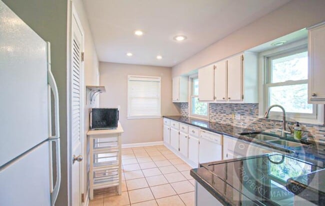 Building Photo - 3 Bedroom 3 Bathroom Home