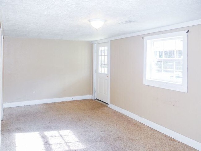 Building Photo - 2 Bedroom/ 1 Bath Duplex